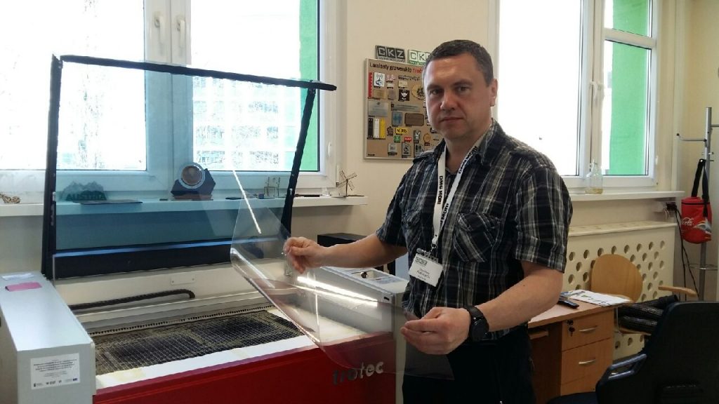 Stanisław Pokutycki przy ploterze laserowym CO2
