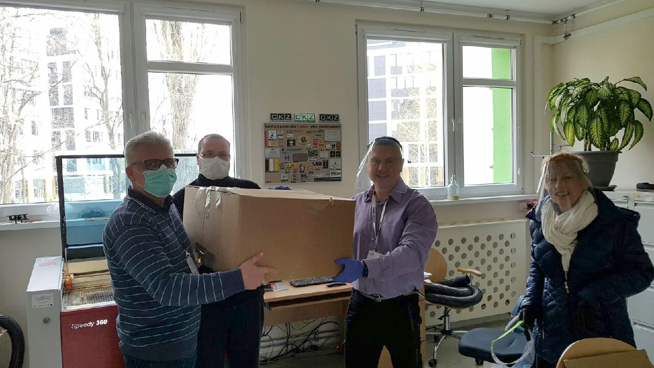 Odbiór przyłbic przez  pracowników Uniwersyteckiego Szpitala Klinicznego z ul. Borowskiej we Wrocławiu